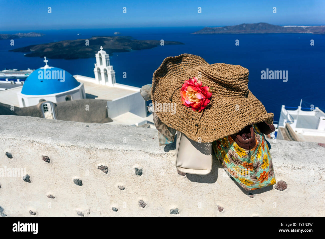 Dôme bleu et clocher de l'église d'Agioi Theodori, célèbre à Firostefani, Santorin, Cyclades, Mer Égée, Grèce Banque D'Images