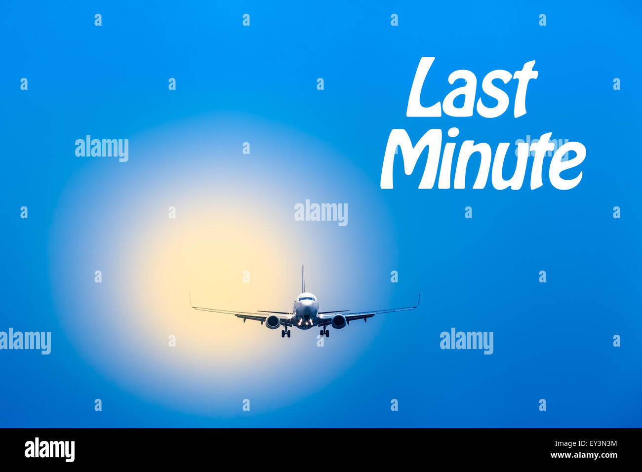 Ciel bleu et jaune floue avec un avion sur l'approche à l'atterrissage en face d'elle avec message textuel last minute Banque D'Images
