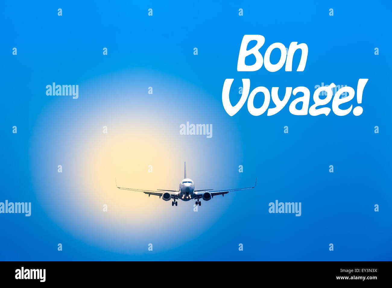 Ciel bleu et jaune floue avec un avion sur l'approche à l'atterrissage en face d'elle avec message textuel - Bon Voyage Banque D'Images