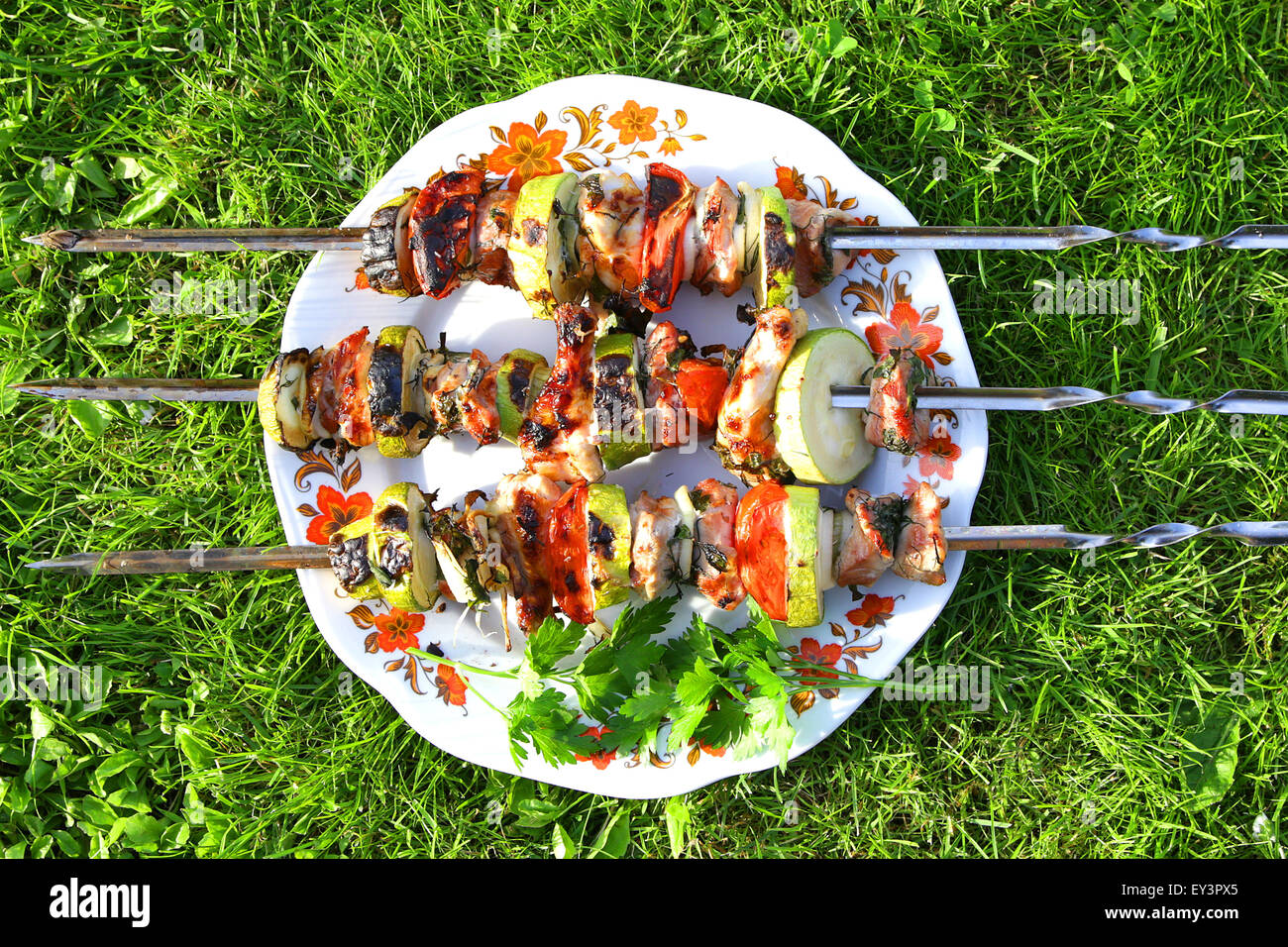 La Turquie avec barbecue Brochettes de légumes cuits sur feu de bois véritable Banque D'Images