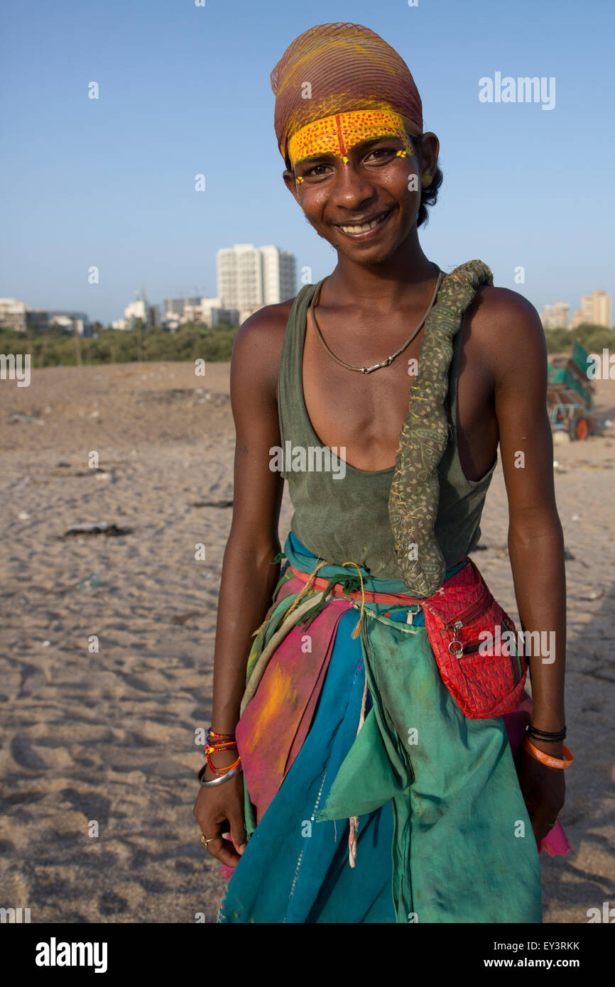 Un jeune garçon d'Potraj tribal de la communauté dans l'état de Maharashtra en Inde se tient sur la plage de Mumbai avec visage peint. Banque D'Images