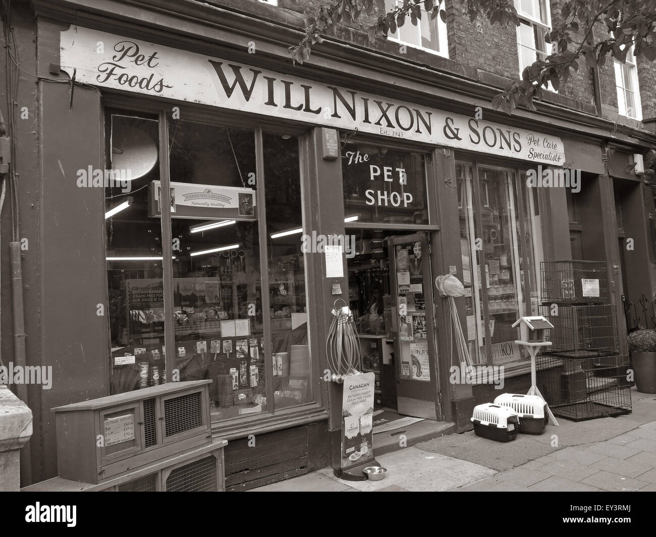 Nixon va et fils,Carlisle traditionnels pet shop,Cumbria, Angleterre, Royaume-Uni en monochrome Banque D'Images