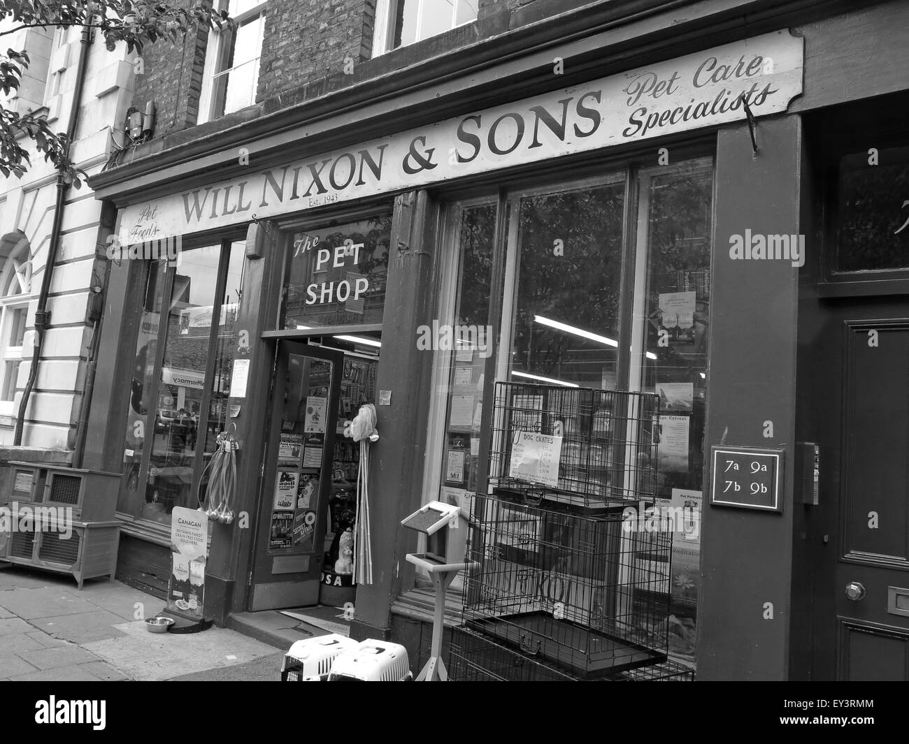Nixon va et fils,Carlisle traditionnels pet shop,Cumbria, Angleterre, Royaume-Uni, Noir/Blanc Banque D'Images