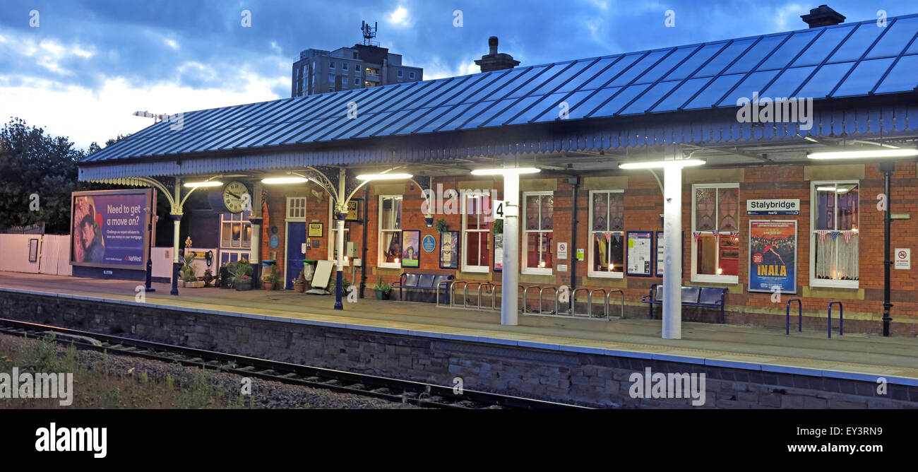 Stalybridge gare à la brunante, Tameside,Manchester, Angleterre, Royaume-Uni montrant platform Banque D'Images