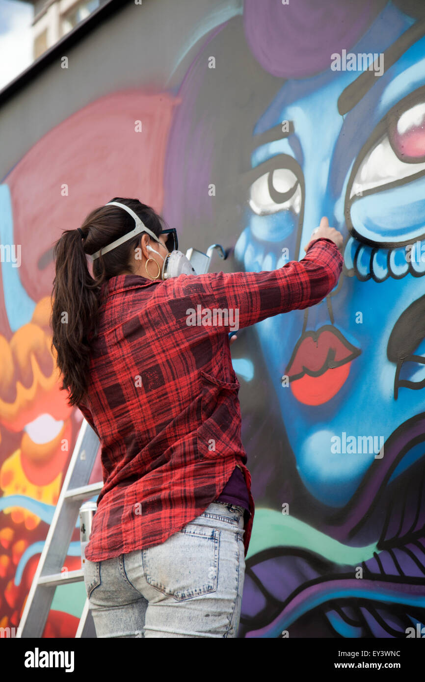 Les jeunes artistes de graffiti la pulvérisation murale dans Soho - Londres UK Banque D'Images