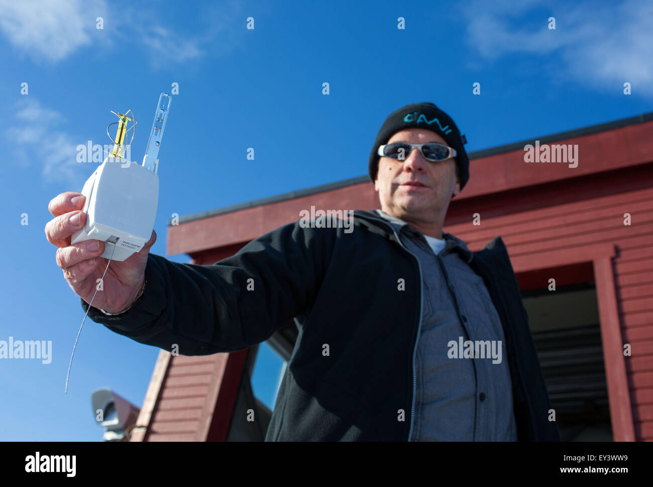 Jürgen Graeser technicien de l'Observatoire atmosphérique de l'AWIPEV station de recherche montre comment l'ozone combiné radio- et capteurs enregistrent des données mesurées au cours d'un vol en ballon et les envoyer à la centrale à Ny-Alesund sur le Spitzberg, Norvège, 09 avril 2015. Depuis 2003, l'allemand et les chercheurs français travaillant dans la station de recherches AWIPEV dans le peuplement ancien mineur sur l'archipel du Svalbard. L'observation de la stratosphère arctique et des enquêtes de la vie dans et autour de la mer de l'Arctique par les océanographes, géologues, de l'océan arctique et la physique sont des champs de travail scientifique o Banque D'Images