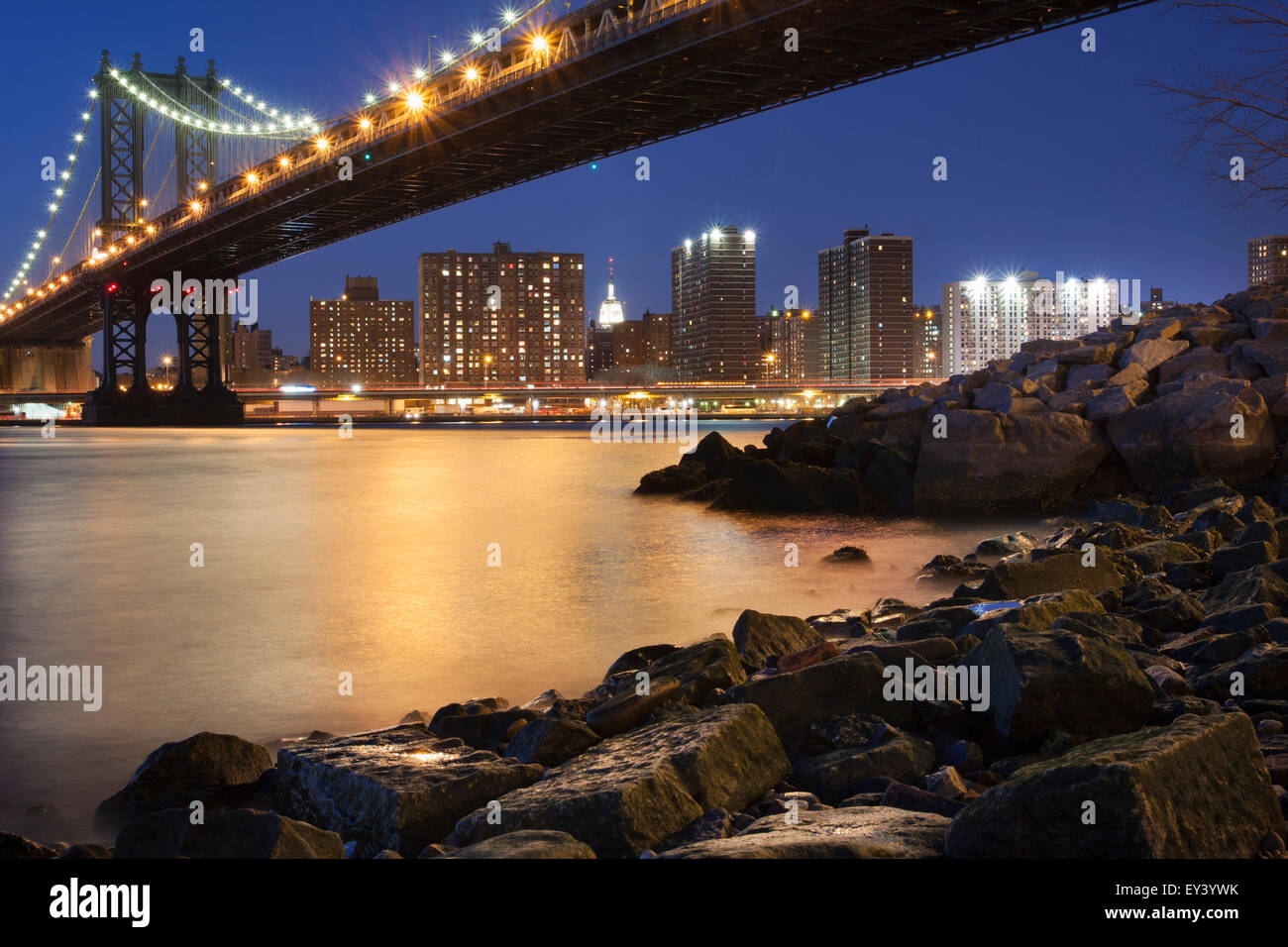 Vue de nuit vers Manhattan de Brooklyn, Manhattan avec le pont enjambant l'East River. Banque D'Images