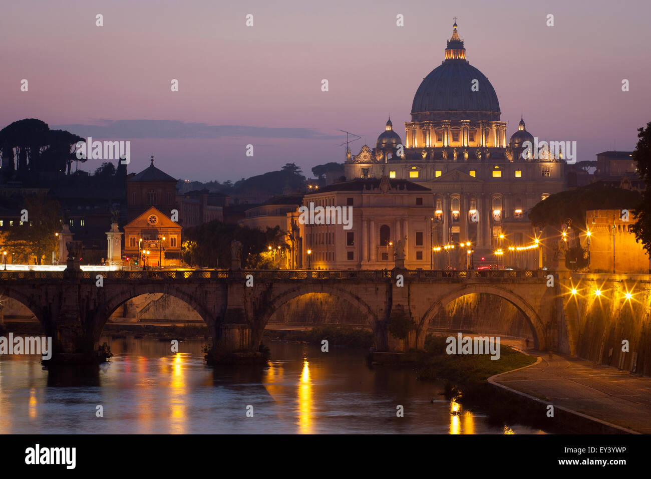 Vue depuis le Tibre vers la Basilique Saint Pierre au Vatican, Rome au crépuscule. Banque D'Images