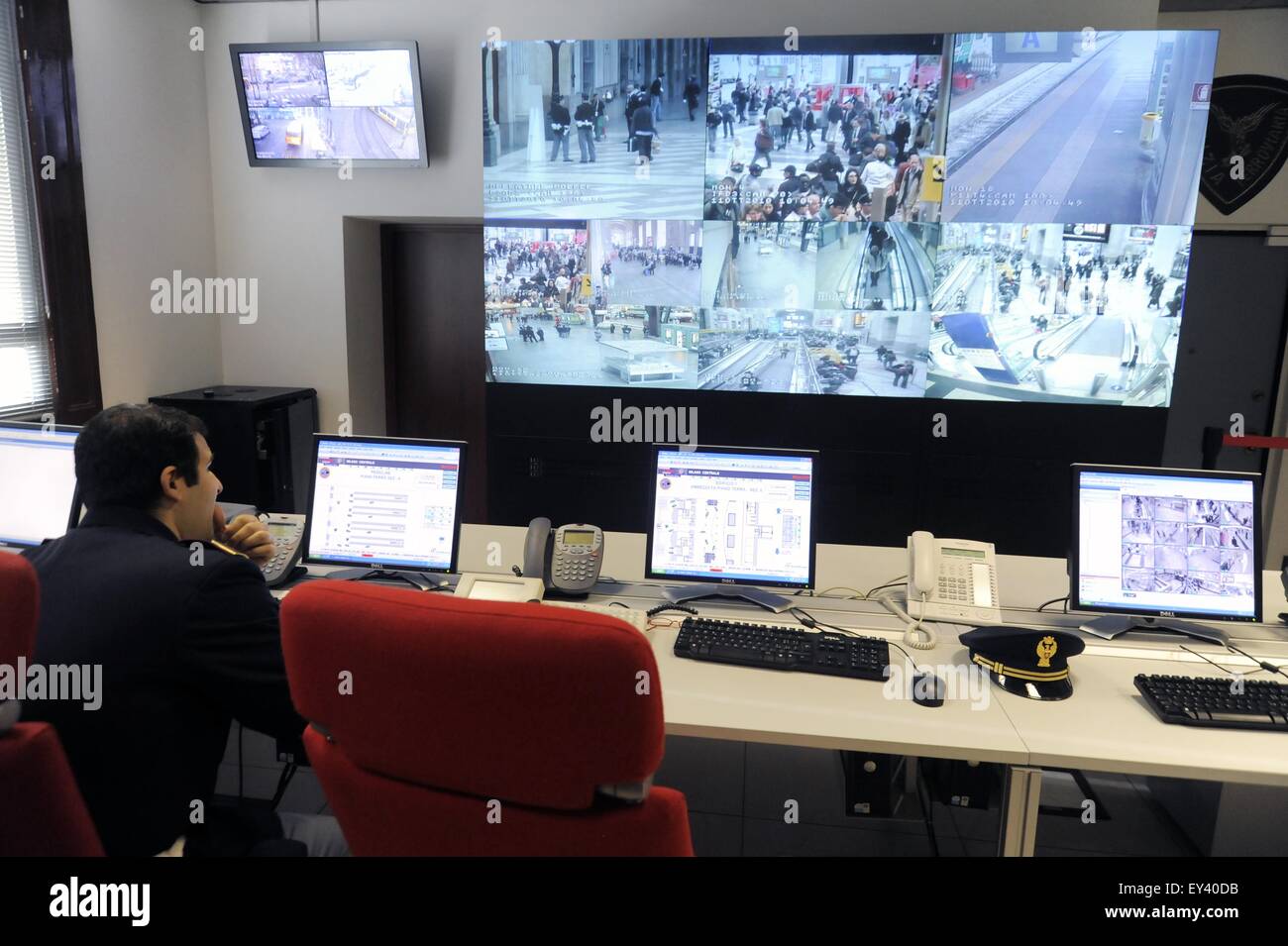 Milan, Italie, salle de contrôle de la police pour la vidéo surveillance system de la gare centrale ferroviaire Banque D'Images