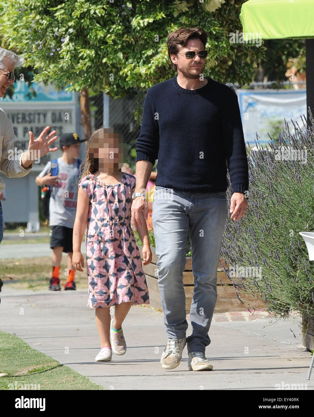 Acteur Jason Bateman passer du temps de qualité avec son père et sa fille Francesca comme Kent Bateman's la frapper Menchies le yogourt glacé dans Studio City. Avec : Jason Bateman, Francesca Bateman Où : Studio City, California, United States Quand : 20 mai 2015 Banque D'Images