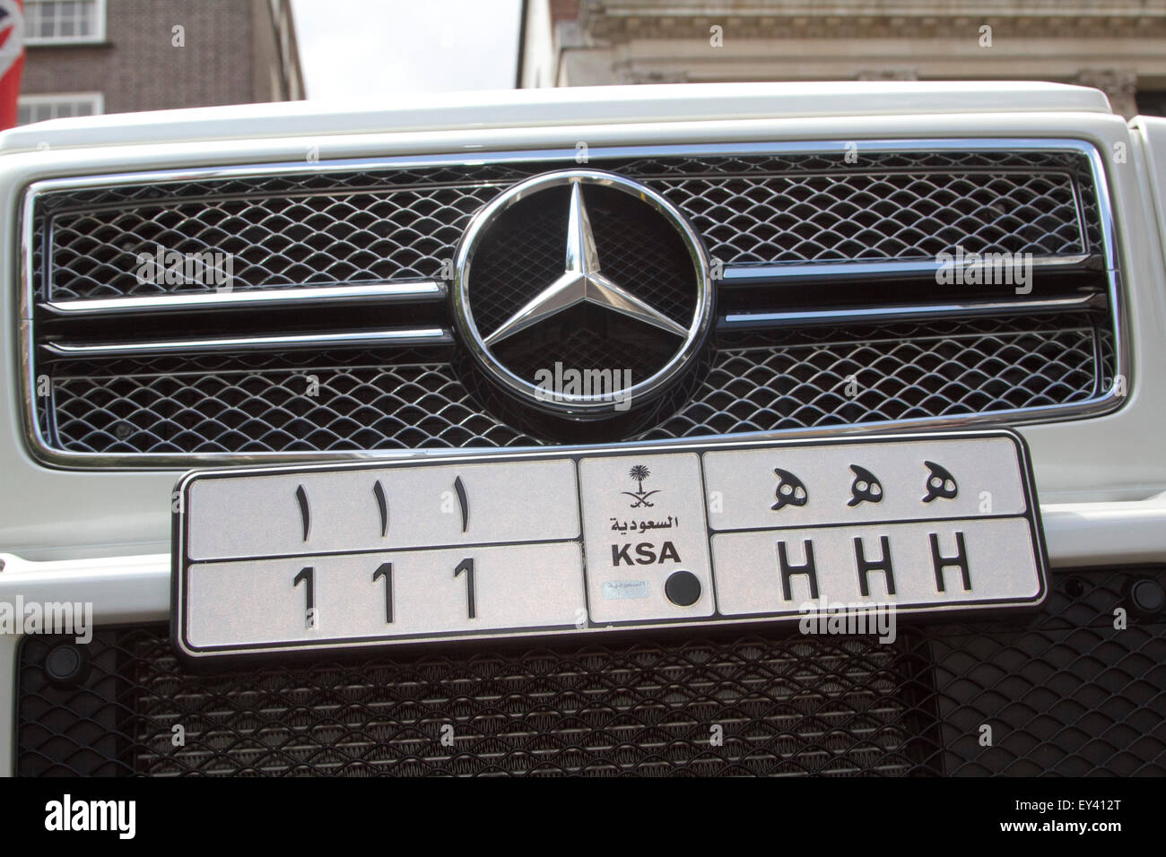 Knightsbridge London,UK. 21 juillet 2015. Une Mercedez supertruck avec plaques d'Arabie Saoudite. Des milliers de livres d'une valeur de Supercars sont repérés à Knightsbridge où de riches propriétaires arabes de faire étalage de leurs richesses et de véhicules super rapide allant de Ferraris à Lamborghini autour du quartier branché de Knightsbridge dans ce qui est décrit comme 'Ramadan' De crédit : amer ghazzal/Alamy Live News Banque D'Images