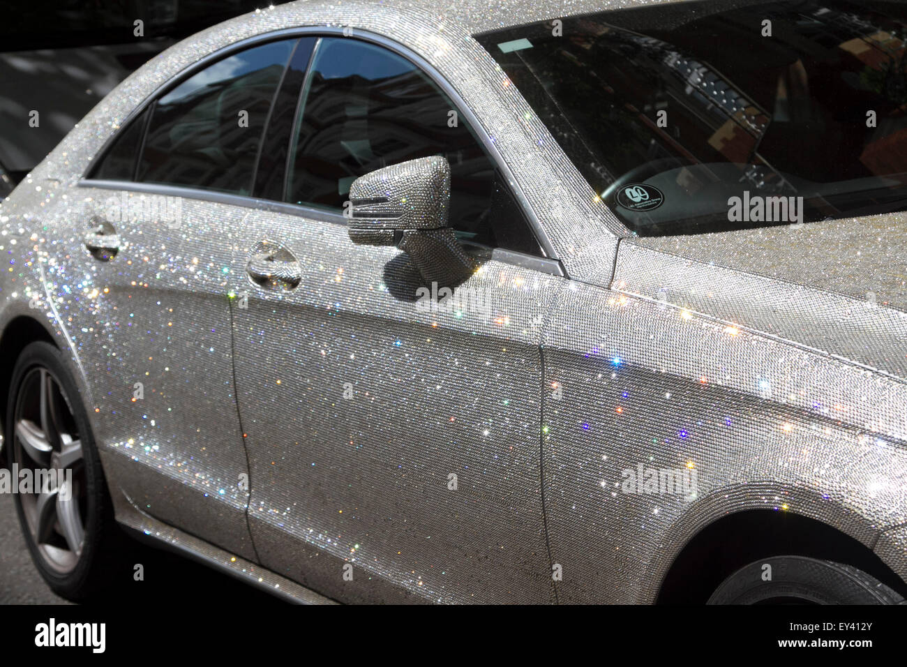 Knightsbridge London,UK. 21 juillet 2015. Une Mercedez Benz couvert de cristaux de diamant blanc scintille à la lumière. Des milliers de livres d'une valeur de Supercars sont repérés à Knightsbridge où de riches propriétaires arabes de faire étalage de leurs richesses et de véhicules super rapide allant de Ferraris à Lamborghini autour du quartier branché de Knightsbridge dans ce qui est décrit comme 'Ramadan' De crédit : amer ghazzal/Alamy Live News Banque D'Images