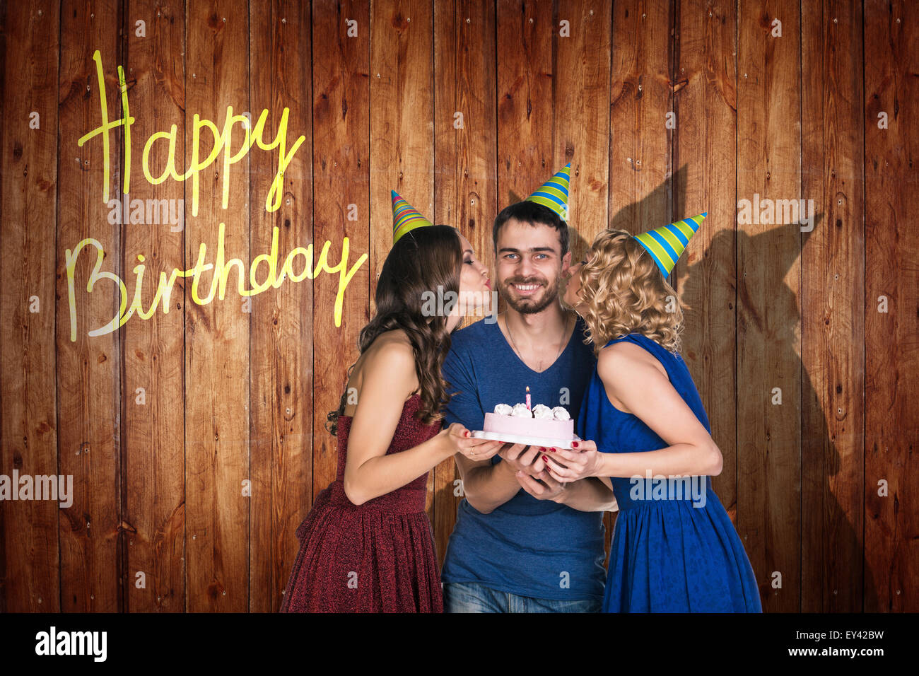 Groupe de jeunes gens célébrer joyeux anniversaire. Banque D'Images