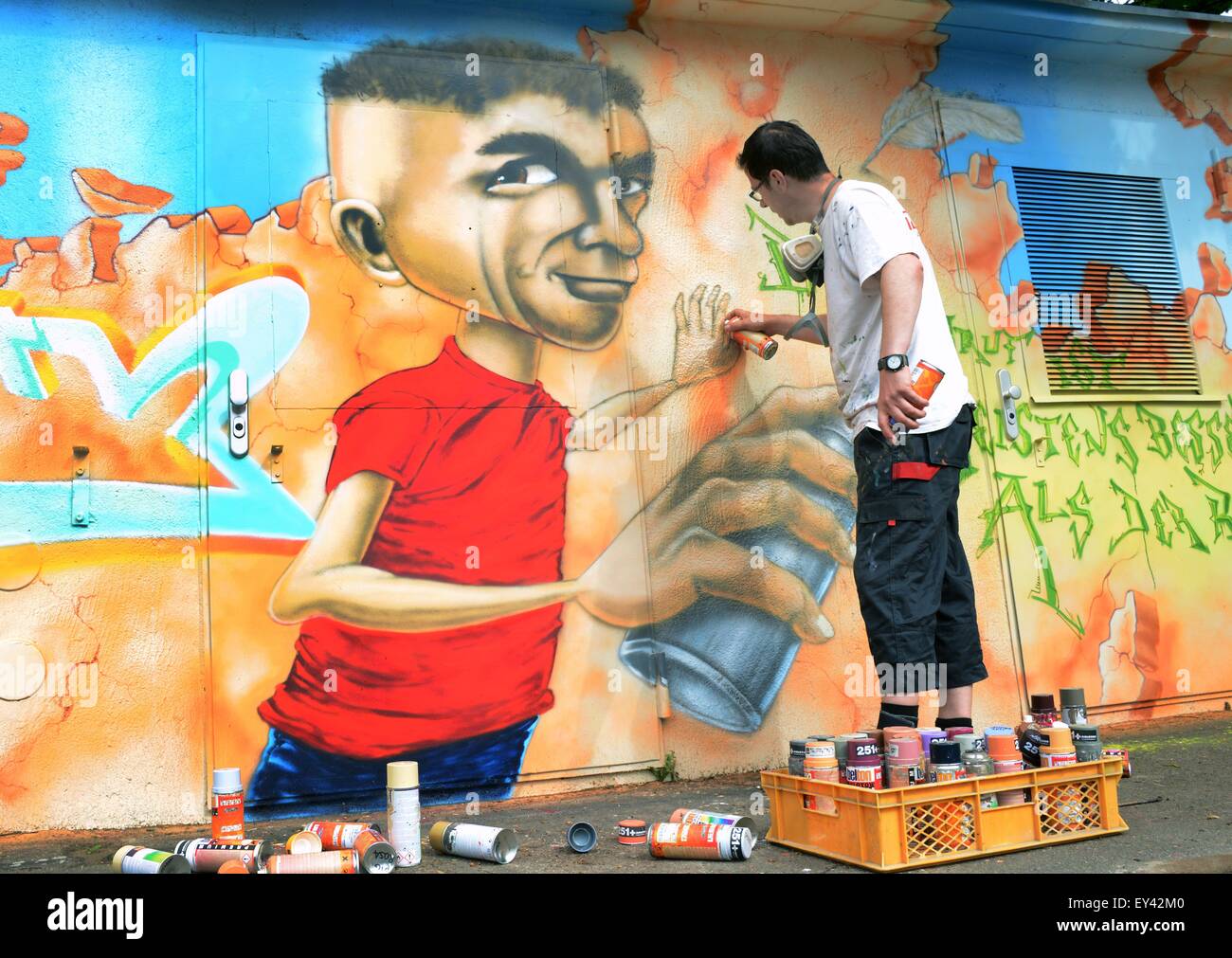 Les artistes de graffiti de Döbeln, Frank Schäfer aka JFM, travaille sur sa peinture graffiti qui illustre peintre, écrivain, artiste de cabaret et de Joachim Ringelnatz (1883 - 1934) sur un mur dans la ville natale de Ringelnatz Wurzen (Saxe), Allemagne, 10 juillet 2015. Les deux à trois mètres de la peinture est seulement un des nombreux murs peints dans la préparation de la "journée de Saxe' et honneurs Ringelnatz qui est né dans cette ville et était célèbre pour ses poèmes humoristiques sur fictif Kuttel Daddeldu. La fenêtre formés et dresser des artistes de graffiti Frank Schäfer a fait un vivant avec son hobby et conçoit plusieurs grands w Banque D'Images