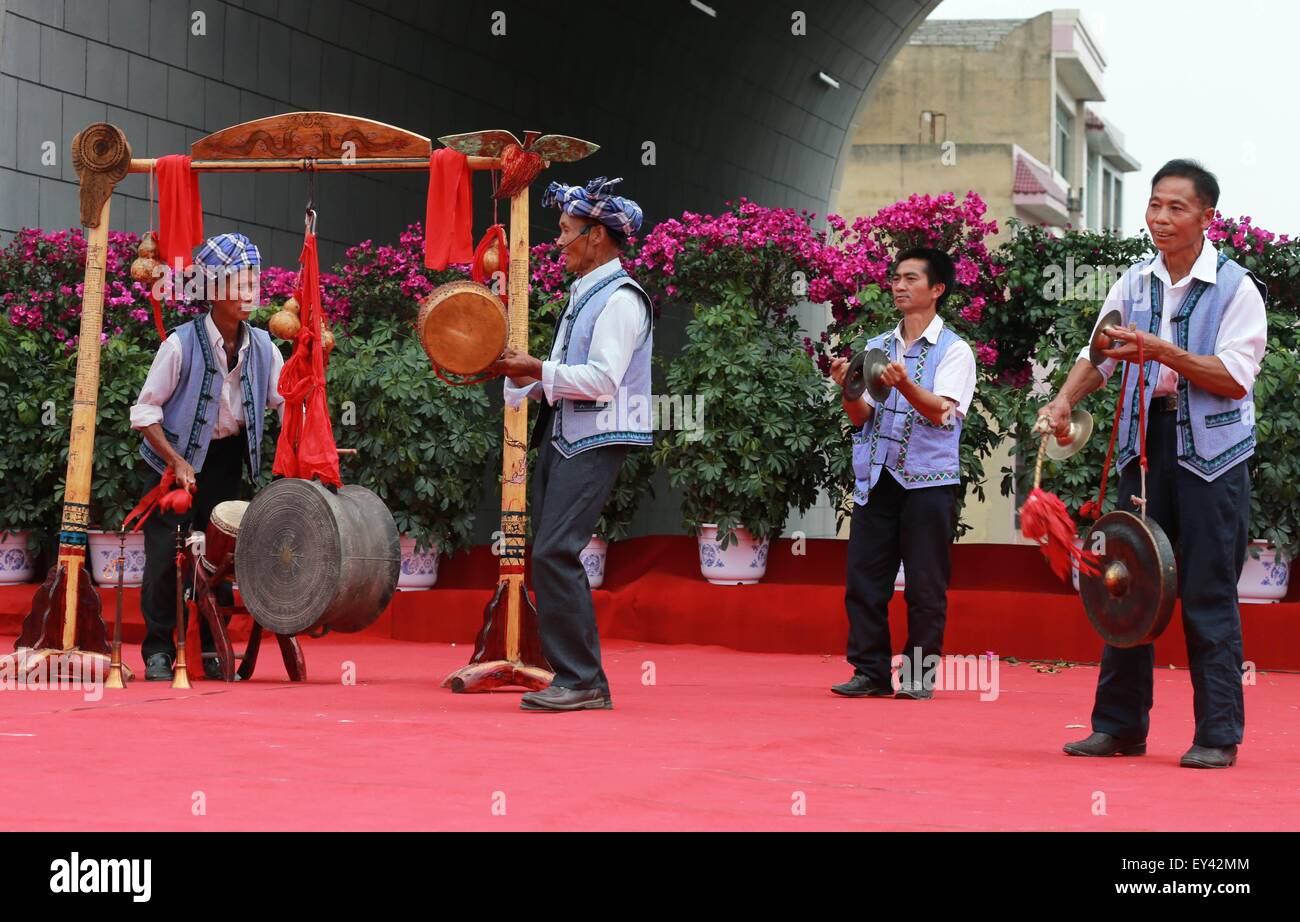 Anshun, dans la province du Guizhou en Chine. 21 juillet, 2015. Les gens de l'ethnie Buyis effectuer drum pour célébrer leur fête traditionnelle, qui tombe le 6e jour du 6e mois de la calendrier lunaire chinois, dans le comté de Zhenning, au sud-ouest de la province du Guizhou, en Chine, le 21 juillet 2015. Credit : Wu Lu/Xinhua/Alamy Live News Banque D'Images