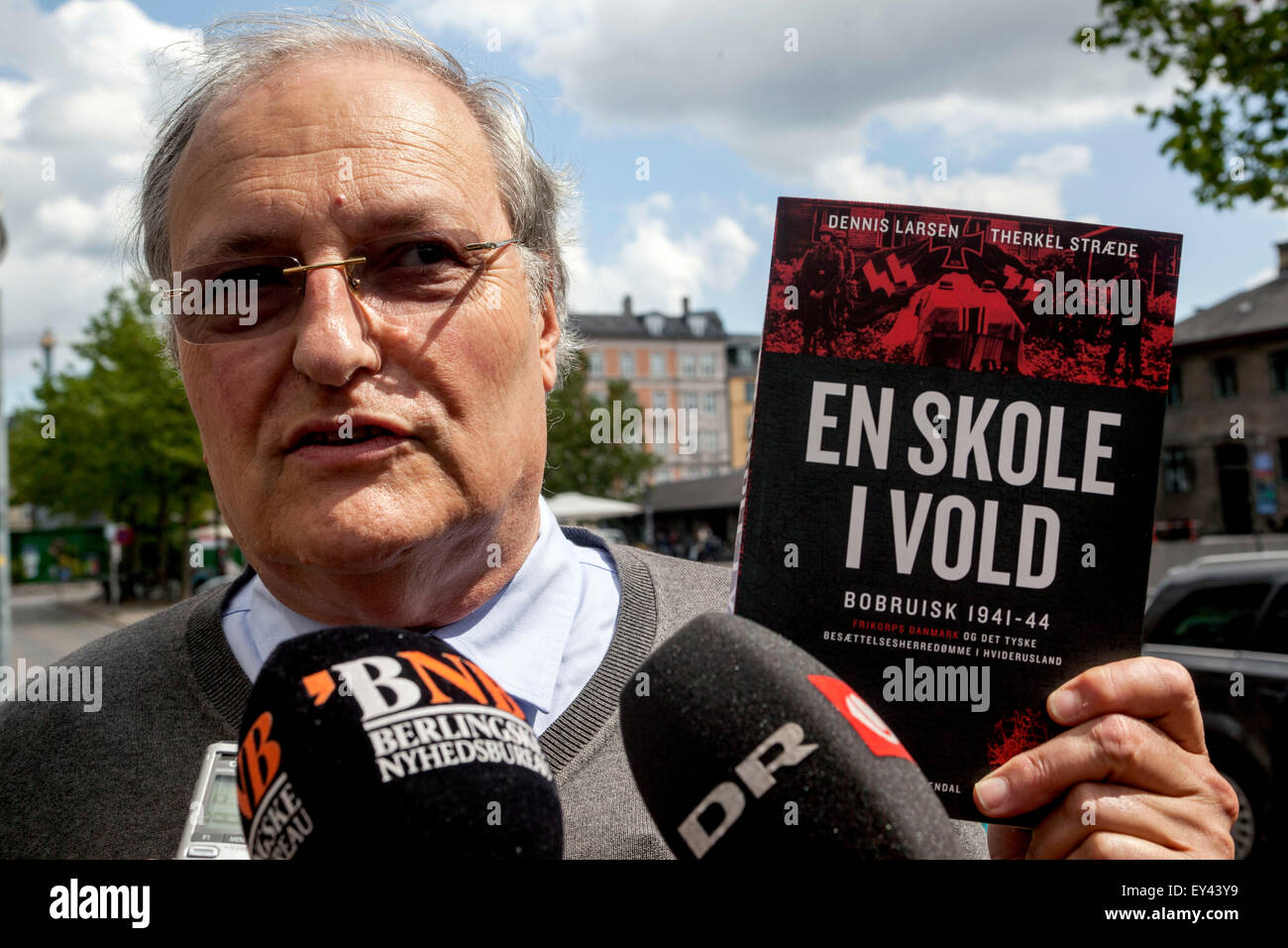 Copenhague, Danemark, 21 juillet 2015 : Simon Weisenthal centre haut chasseur de nazis, Efraim Zuroff, est à Copenhague pour avoir signalé un 90-years-old man pour WW2 les crimes de guerre. Dans sa main il tient le livre 'une école de la violence" (2014) qui a révélé des informations sur la personne Crédit : OJPHOTOS/Alamy Live News Banque D'Images