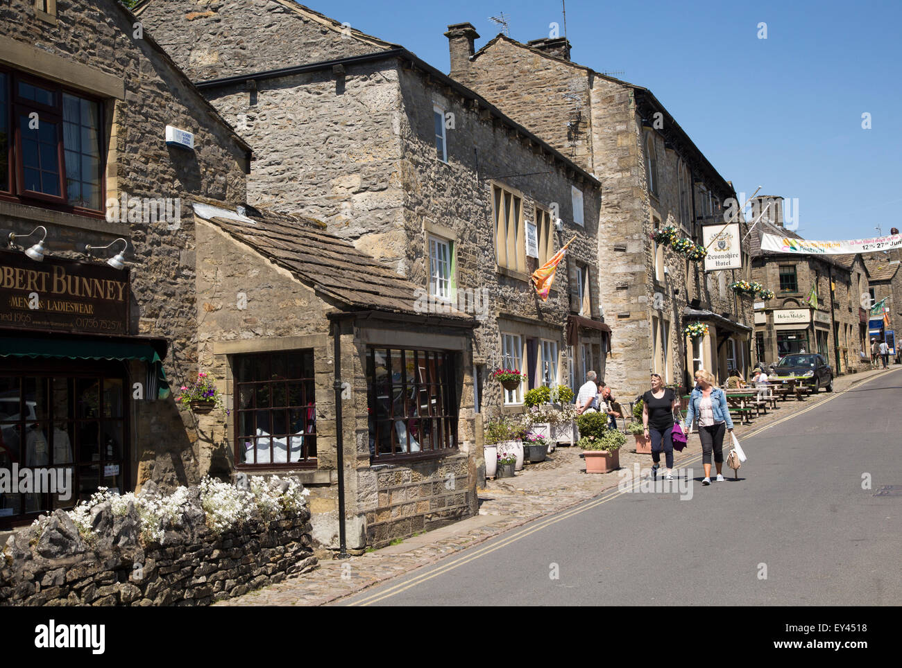 Dans la rue principale très fréquentée Grassington, Yorkshire Dales national park, England, UK Banque D'Images