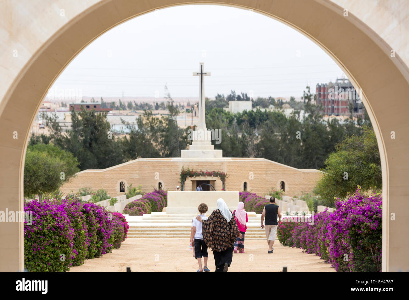 Les visiteurs de l'égyptien alliés seconde guerre mondiale mémorial, El Alamein, en Égypte Banque D'Images
