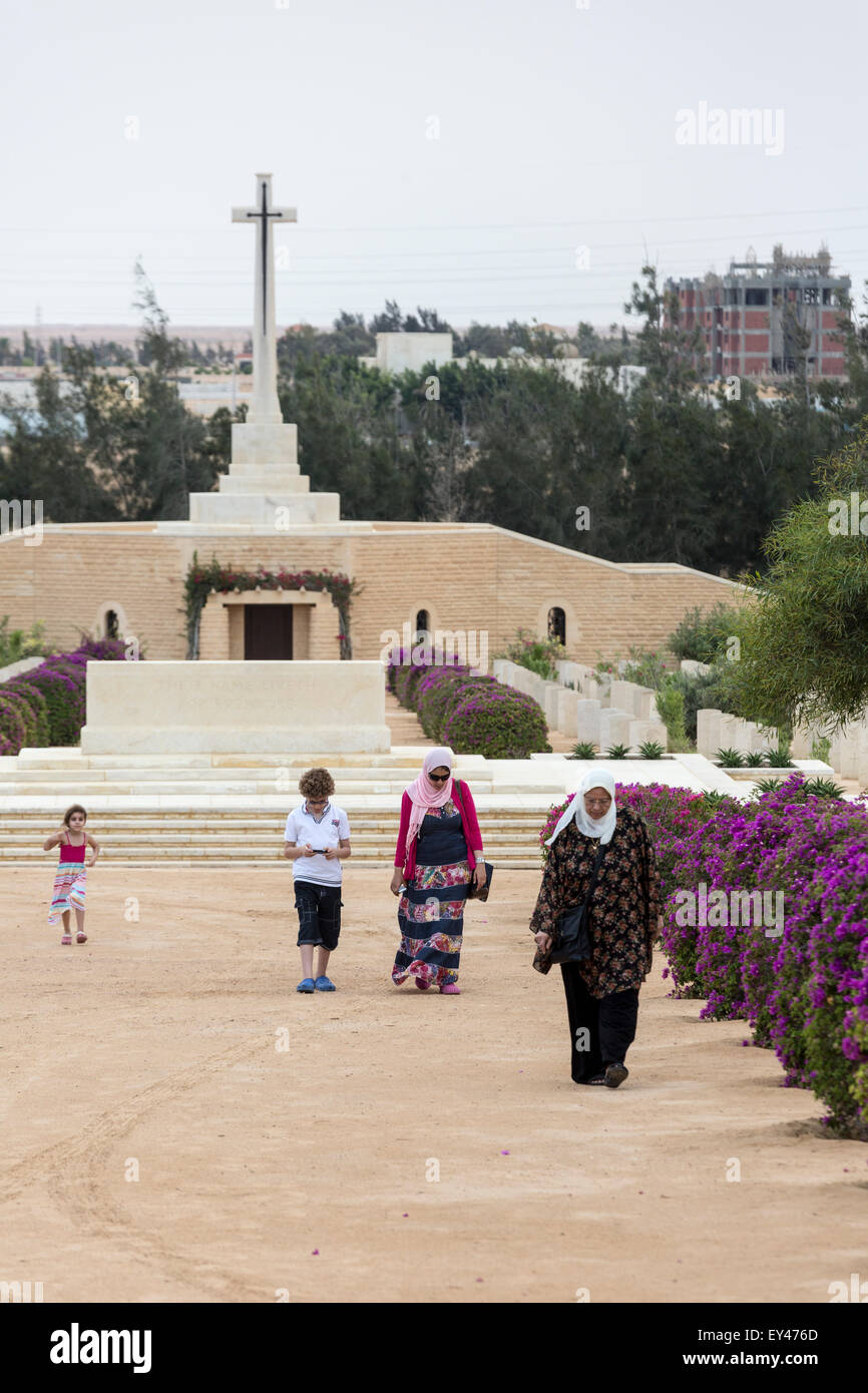 Les visiteurs de l'égyptien alliés seconde guerre mondiale mémorial, El Alamein, en Égypte Banque D'Images