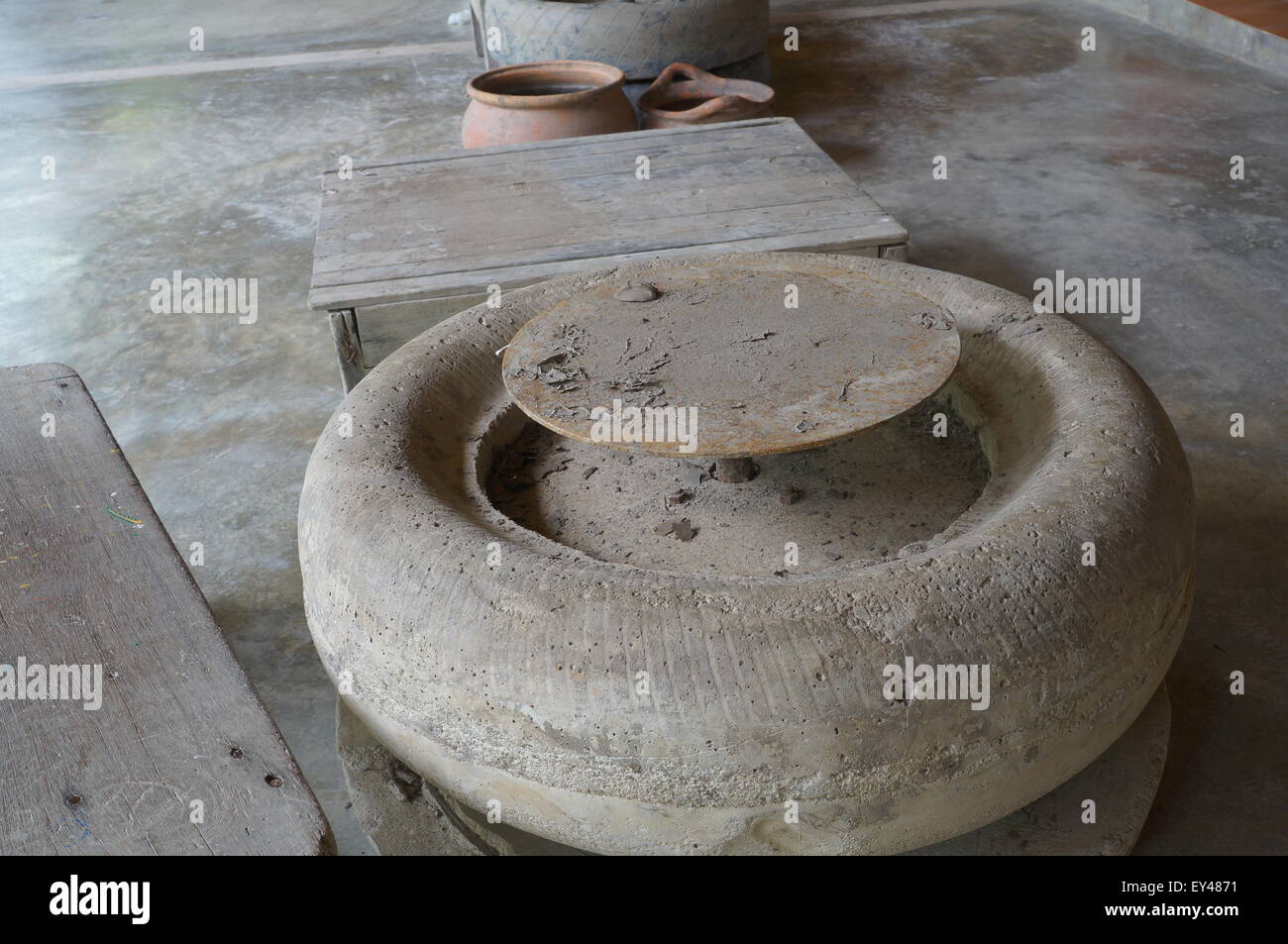 Roue d'argile poterie spin art sculpteur tradition Banque D'Images