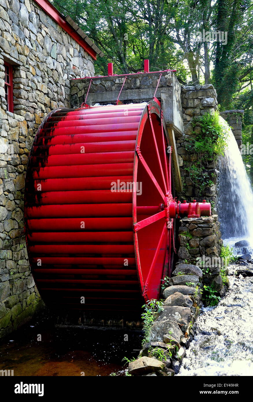 Sudbury, Massachusetts : Ancien Moulin en pierre avec roue de l'eau et de cascade pour la farine encore moud de Longfellow à proximité de Wayside Inn Banque D'Images