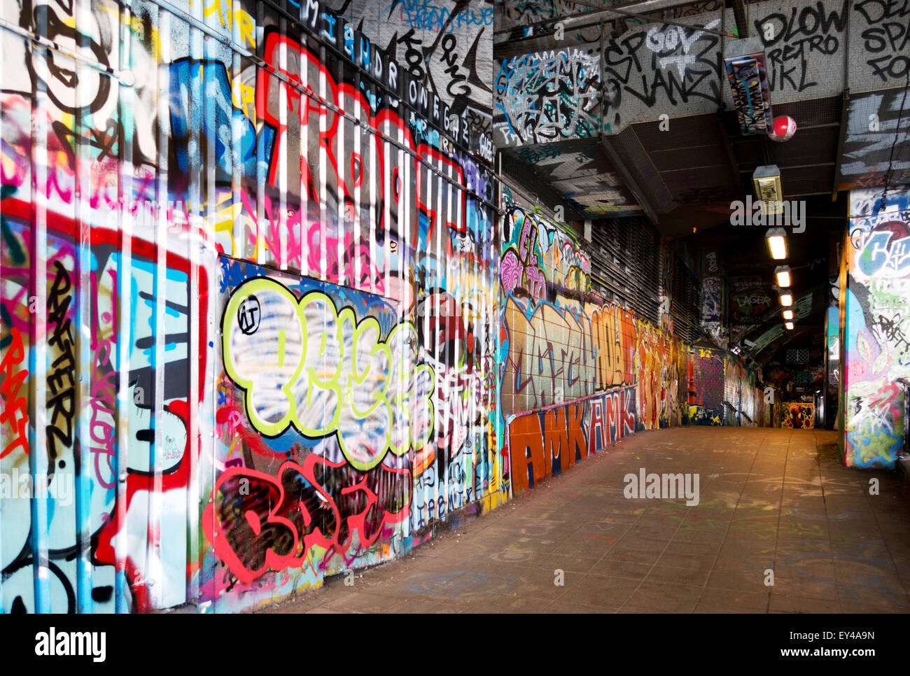 Graffitis colorés dans le Leake street tunnel, Waterloo, London England UK Banque D'Images