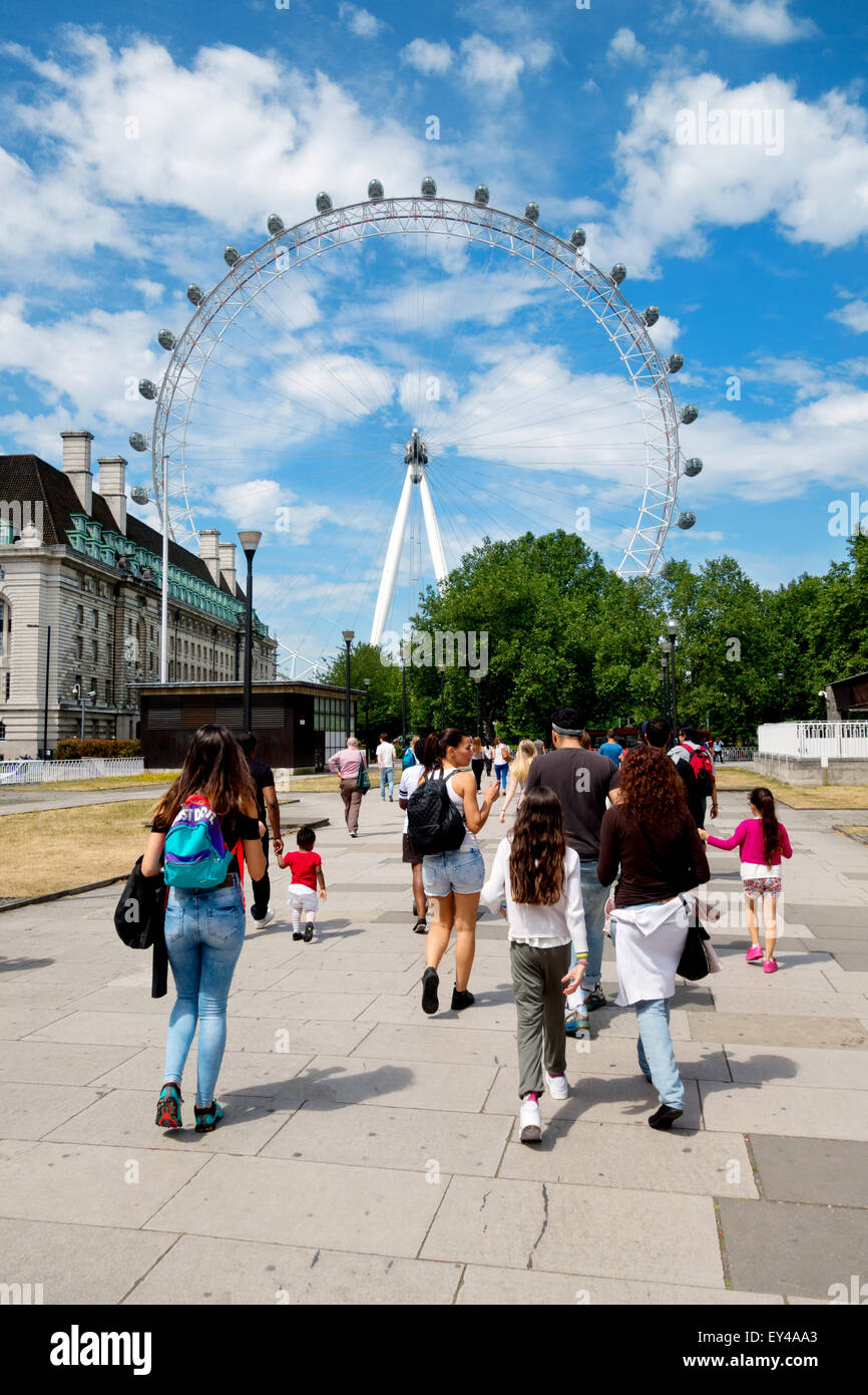 Les touristes au London Eye à l'été, le centre de Londres, Angleterre Banque D'Images
