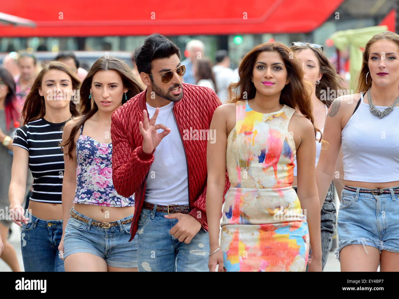 Londres, Royaume-Uni. 21 juillet, 2015. Piccadilly Circus. Simar Gill et Mahi Gill tournage des scènes Jimmy Sheirgill hareek du Punjabi film 'S' sortira le 22 octobre. Credit : PjrNews/Alamy Live News Banque D'Images