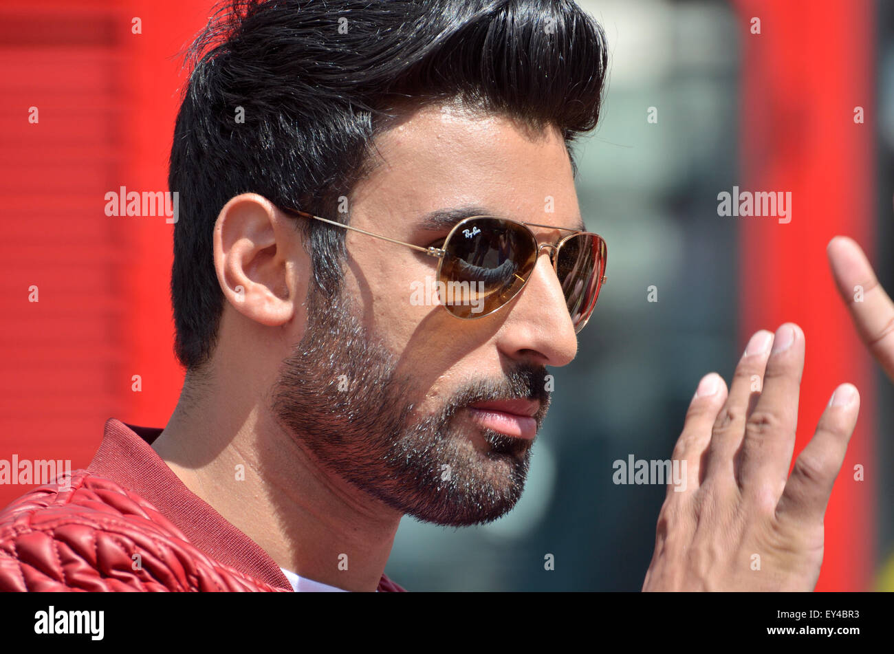 Londres, Royaume-Uni. 21 juillet, 2015. Piccadilly Circus. Simar Gill tournage des scènes Jimmy Sheirgill hareek du Punjabi film 'S' sortira le 22 octobre. Simar Gill Crédit : PjrNews/Alamy Live News Banque D'Images