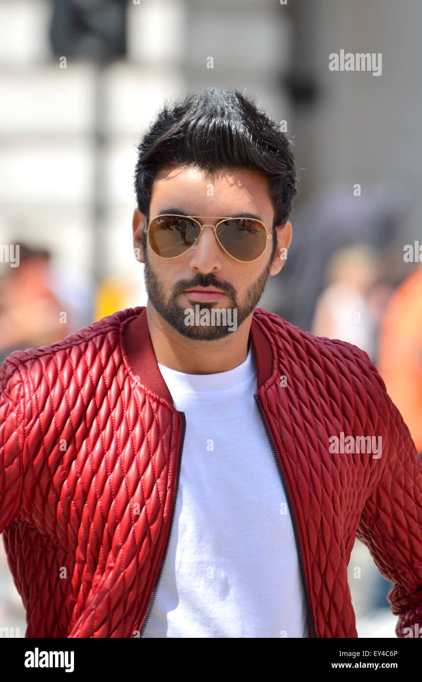 Londres, Royaume-Uni. 21 juillet, 2015. Piccadilly Circus. Simar Gill tournage des scènes Jimmy Sheirgill hareek du Punjabi film 'S' sortira le 22 octobre. Credit : PjrNews/Alamy Live News Banque D'Images