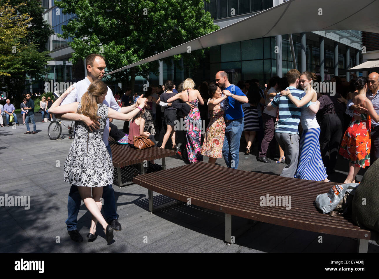 Tango danse de Spitalfields, Londres, Royaume-Uni. Cette foule de gens a rassemblé dans une classe de danse sociale et se retrouvent sur un dimanche ensoleillé jour d'été. C'est un rassemblement qui se sent très amusant et positif et chaleureux. Banque D'Images