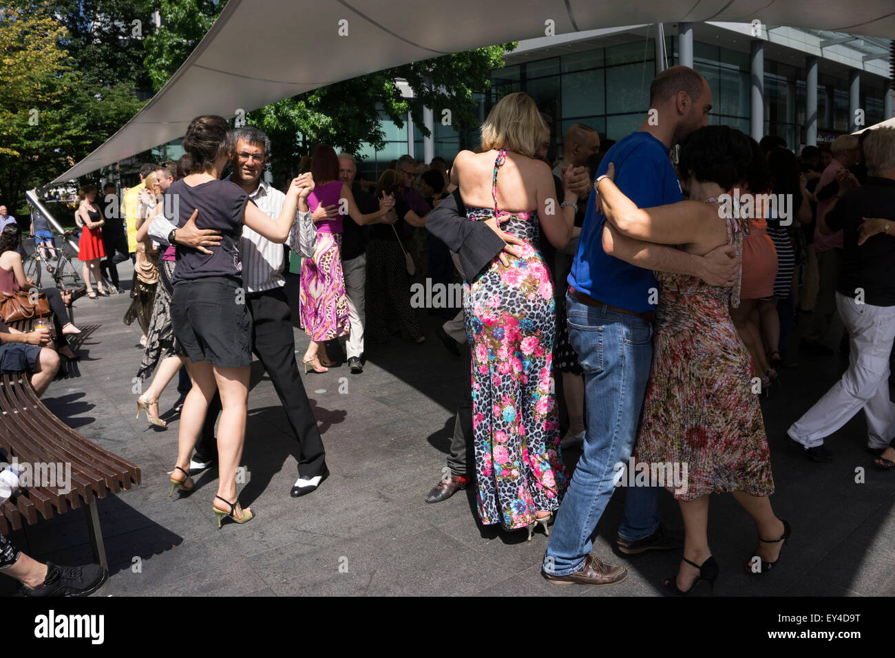 Tango danse de Spitalfields, Londres, Royaume-Uni. Cette foule de gens a rassemblé dans une classe de danse sociale et se retrouvent sur un dimanche ensoleillé jour d'été. C'est un rassemblement qui se sent très amusant et positif et chaleureux. Banque D'Images