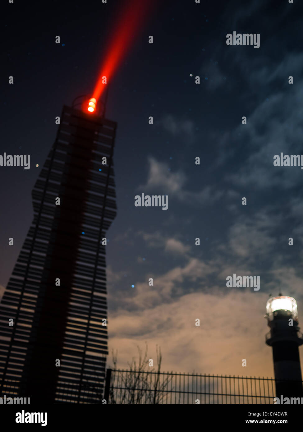 Riga phare dans une nuit étoilée avec la mer Baltique gelée Banque D'Images