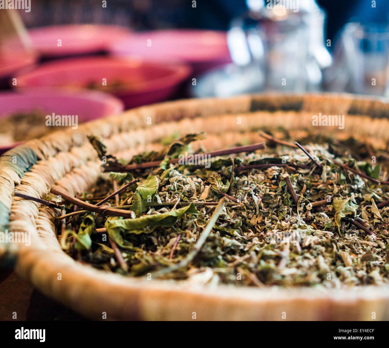Un bol de thé marocain (Berbères), prêt à être préparé comme une boisson rafraîchissante. Banque D'Images