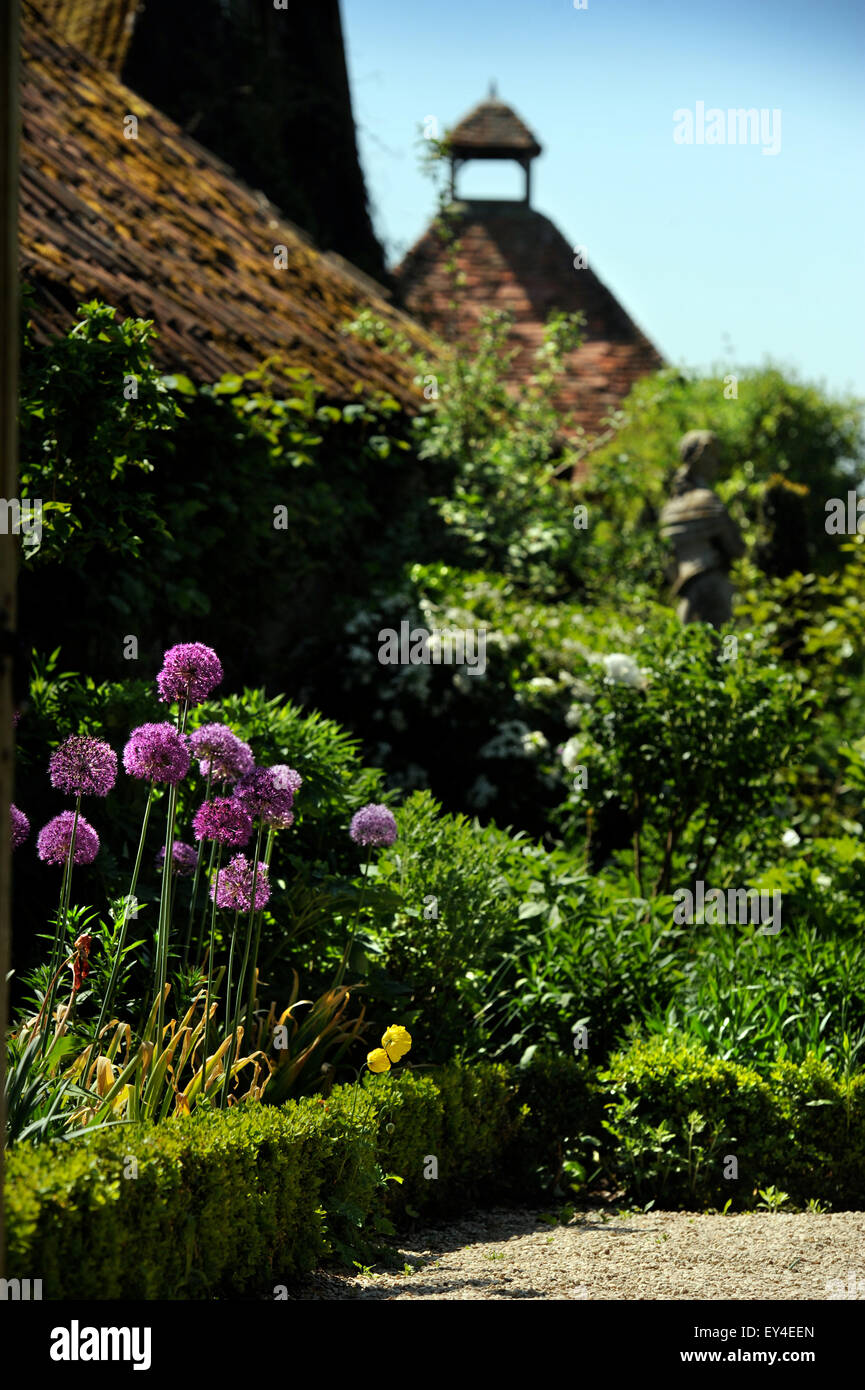 Dans le jardin Allium parterre avec pigeonnier au-delà à Garsington Manor Oxfordshire, UK Banque D'Images