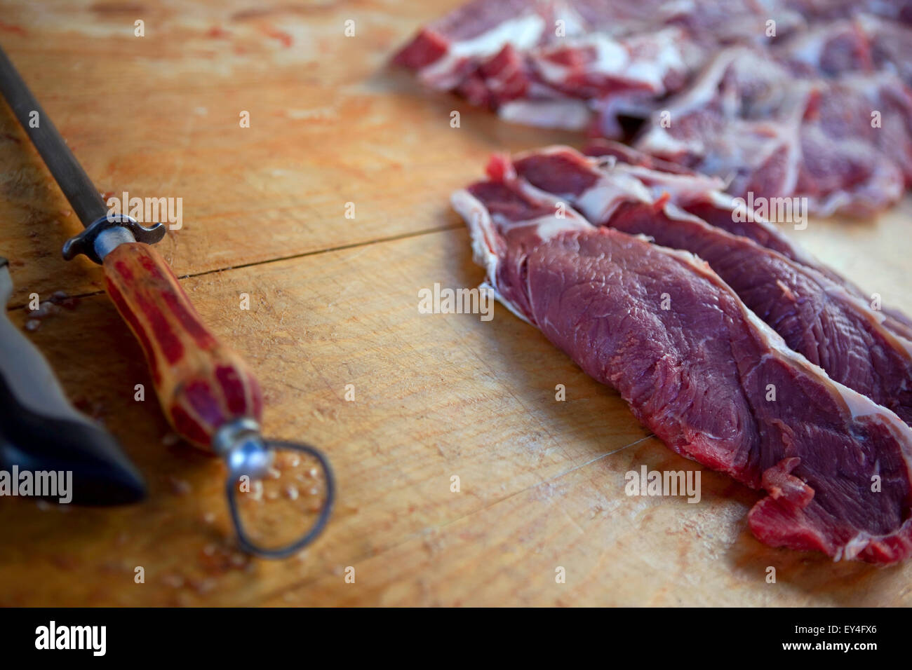 La viande et les couteaux sur un billot dans une boucherie Banque D'Images