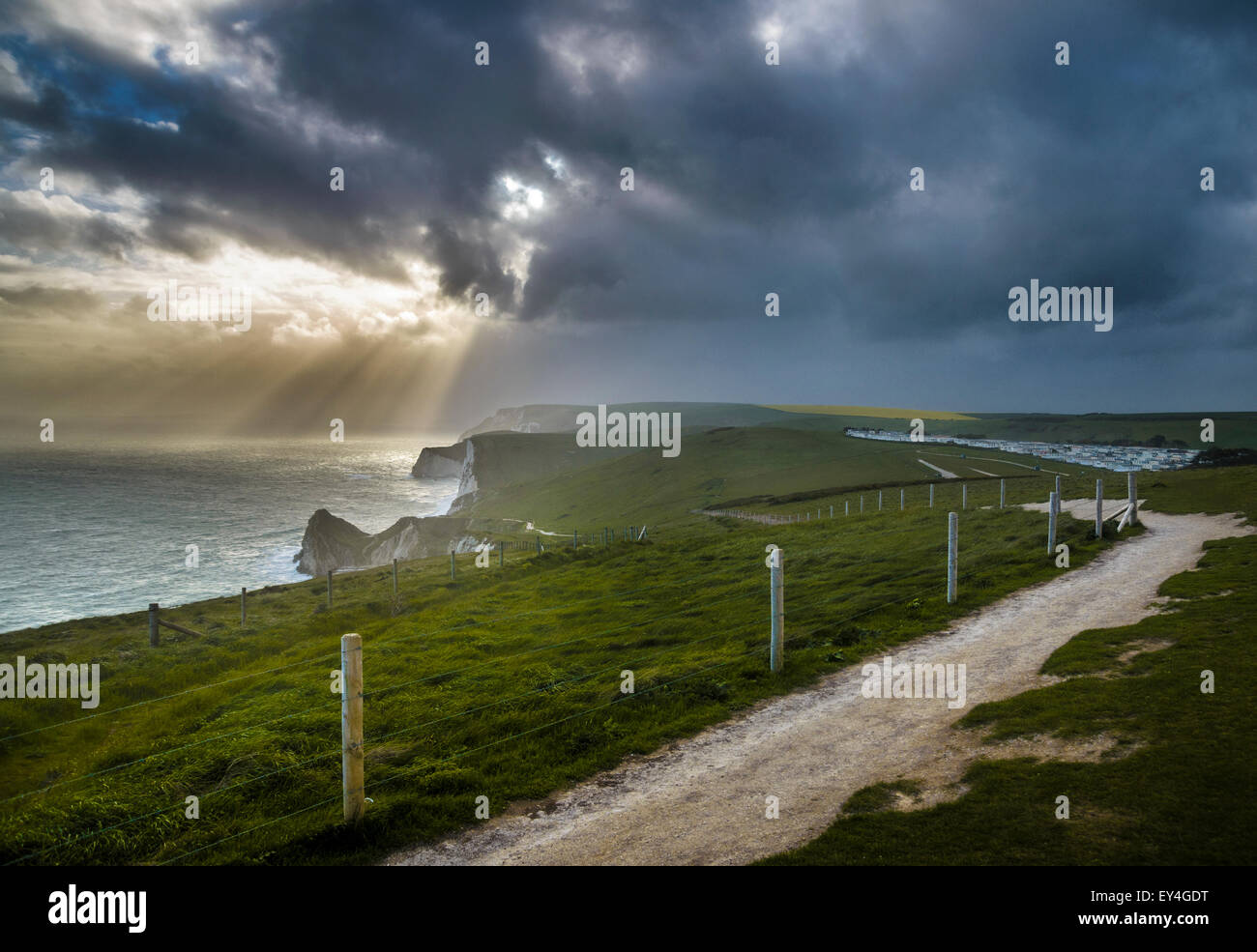 Les rayons du soleil se reflète à travers les nuages et illumine la côte jurassique, Dorset, Lulworth, au sud de l'Angleterre, Angleterre, Royaume-Uni Banque D'Images