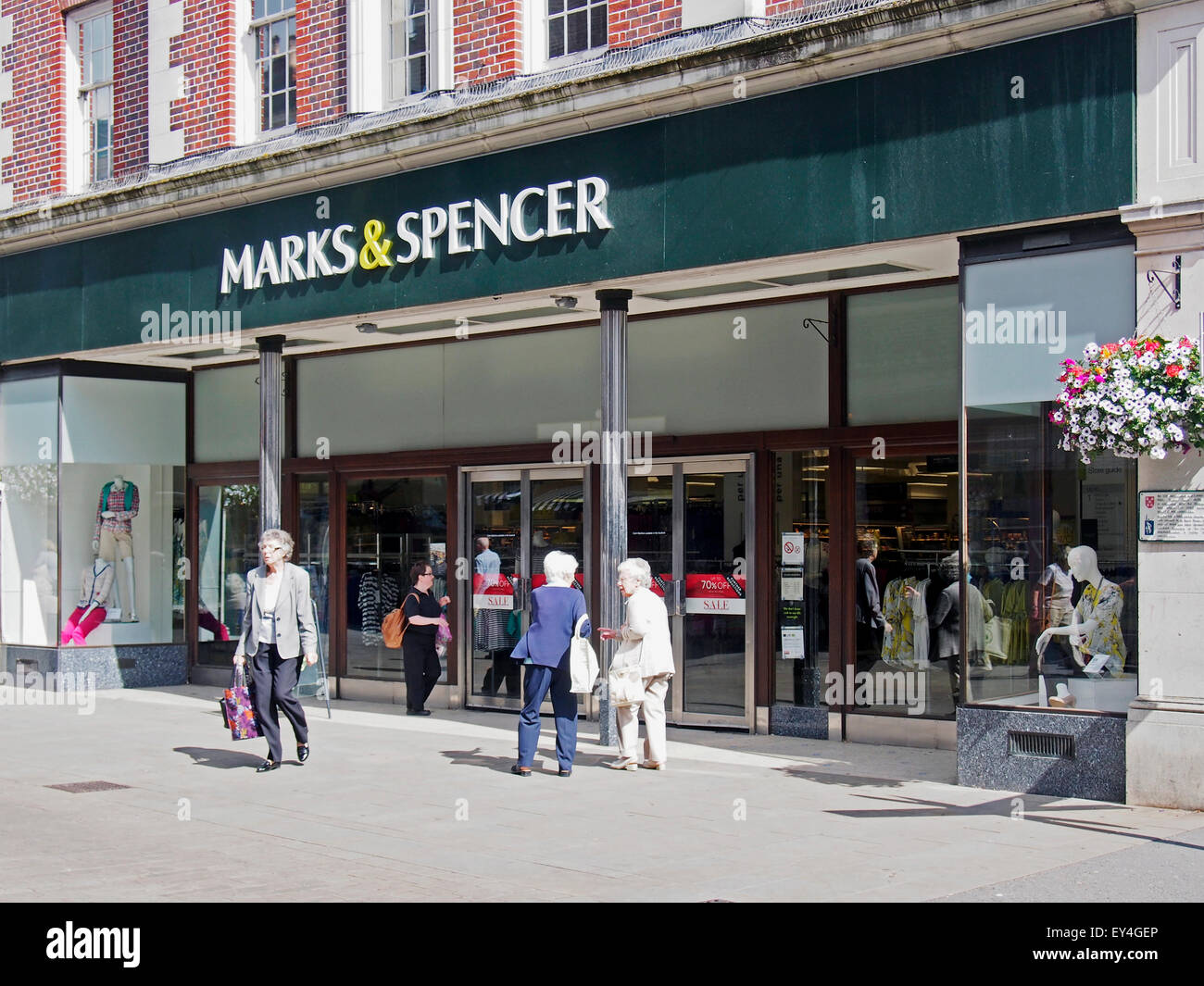 Marks and Spencer grand magasin à Winchester, Hampshire avec les femmes les clients entrant et sortant Banque D'Images