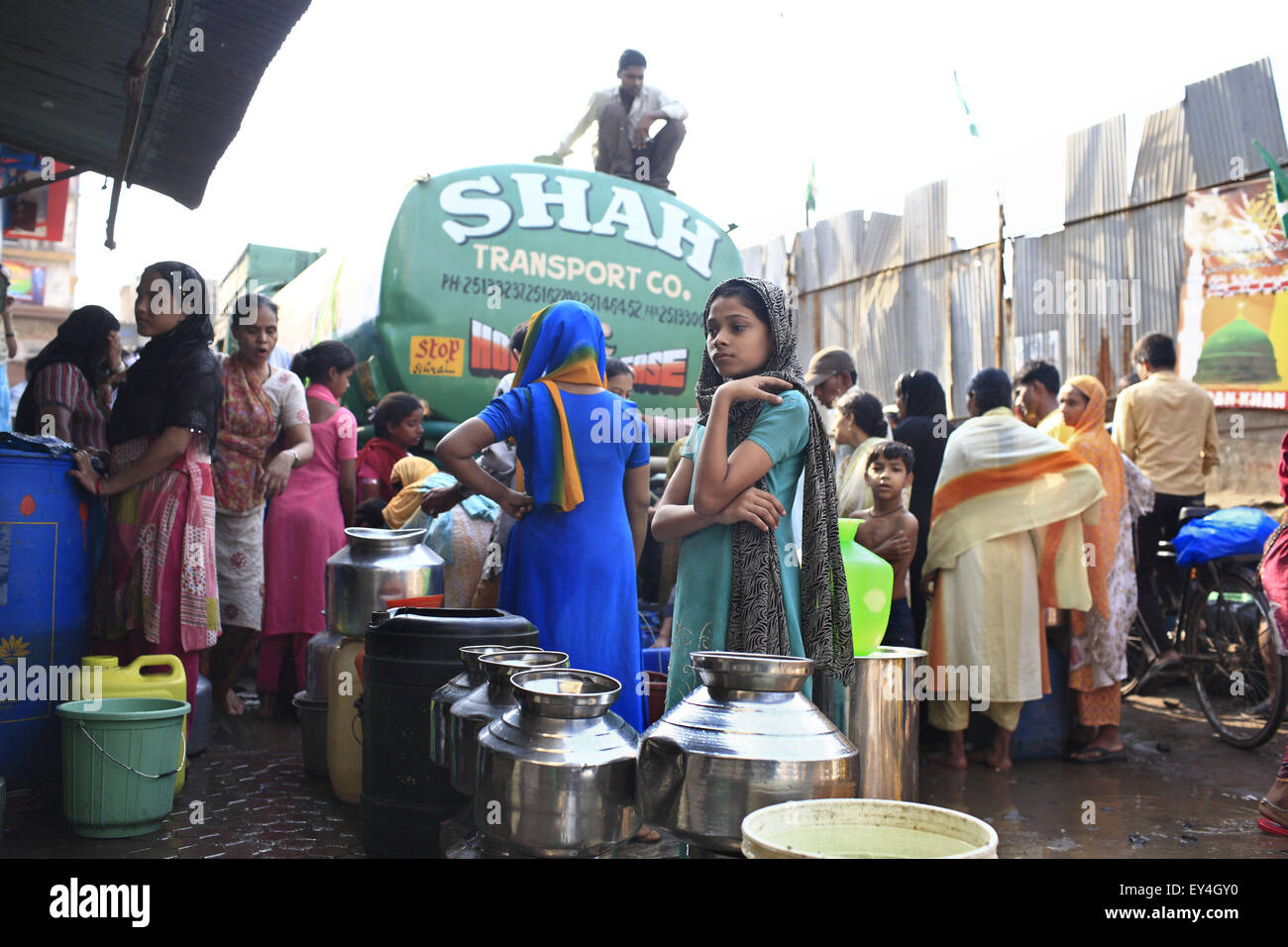 Mumbai, New Delhi, Inde. Mar 25, 2010. 23 mars 2010 - Mumbai - INDE :.Les citoyens de Sanjay Gandhi Nagar bidonville à Bombay dans de longues files d'attente pour recueillir l'eau de camion-citerne à eau.Le pauvre économiquement marchés dans les taudis urbains et villages ruraux de l'Inde sont de plus en plus important pour les grandes entreprises multinationales en visant la demande en eau douce.Quelque 96 millions de personnes en Inde n'ont pas accès à l'eau potable et plus de 186 000 enfants de moins de cinq ans meurent de diarrhée causée par l'eau insalubre et le manque d'assainissement chaque année dans le pays, selon la Banque D'Images