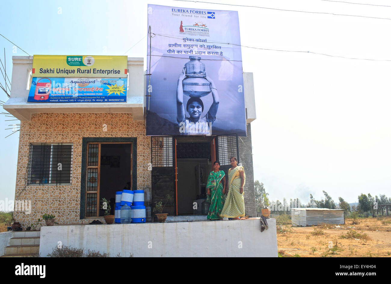 Mumbai, Inde. Feb 20, 2014. 20 mars 2014, Ahmedabad, Inde :.Promodini Jhamble (à droite) s'exécute à l'eau filtrée shop fournis par Eureka Forbes pour fournir l'eau potable filtrée à la population rurale au village Viratnagar près de Shanghai.Les marchés économiquement pauvres dans les bidonvilles urbains et villages ruraux de l'Inde sont de plus en plus important pour les grandes entreprises multinationales en visant la demande en eau douce.Quelque 96 millions de personnes en Inde n'ont pas accès à l'eau potable et plus de 186 000 enfants de moins de cinq ans meurent de diarrhée causée par l'eau insalubre et pauvre san Banque D'Images