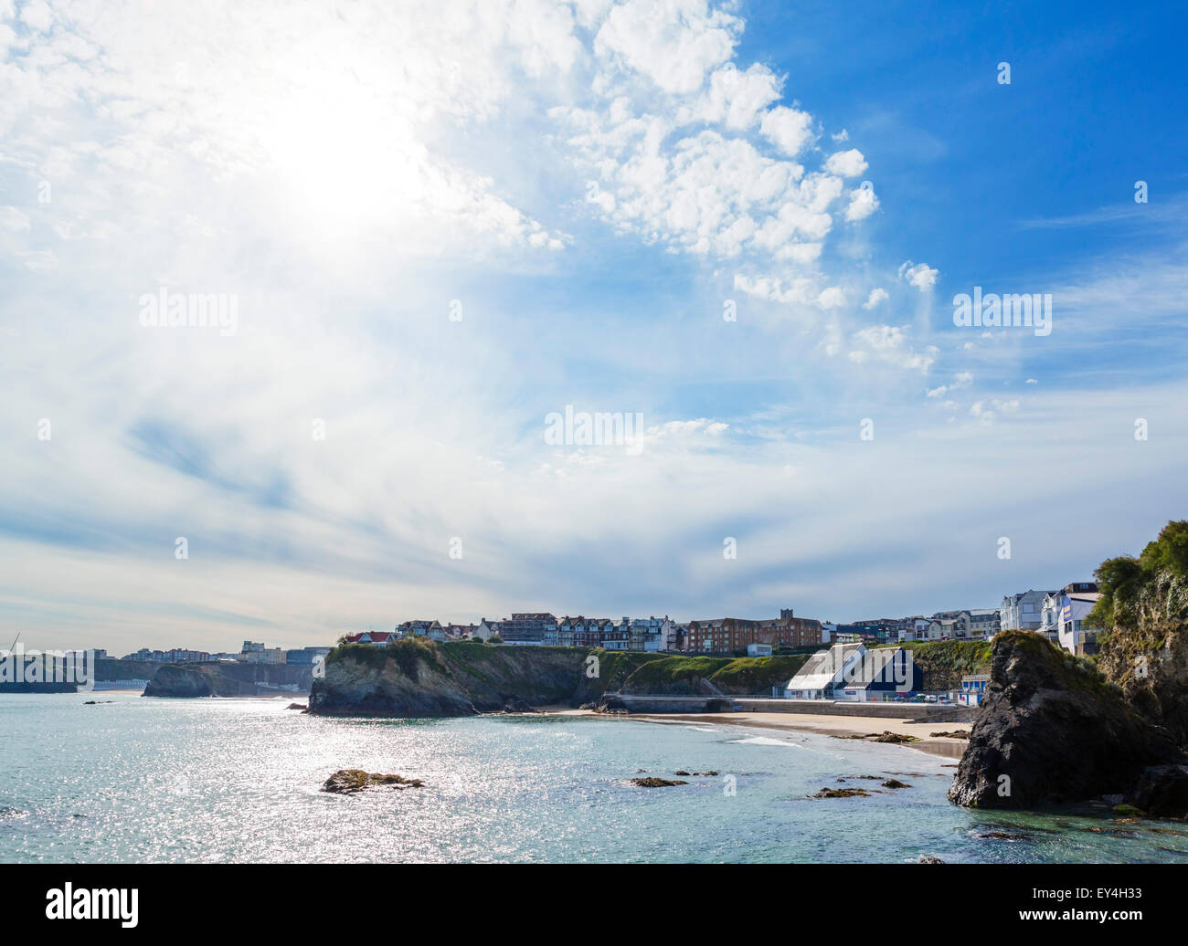 La baie de Newquay vue du port montrant la ville et les plages, Newquay, Cornwall, England, UK Banque D'Images