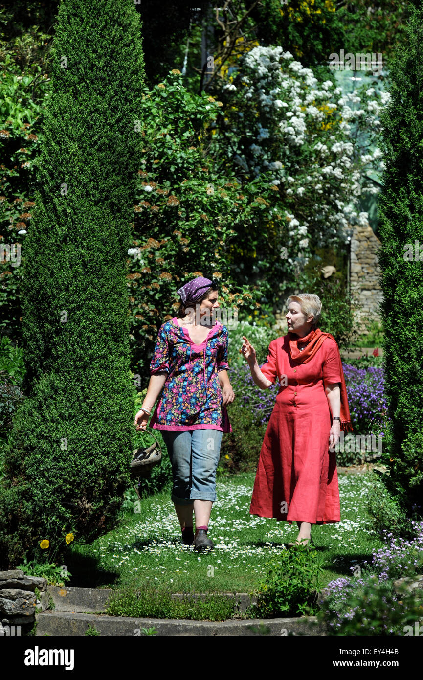 Rosalind Ingrams qui a fondé Garsington Opera avec feu son mari Leonard, en compagnie du chef jardinier Hannah Gardner, Oxford Banque D'Images