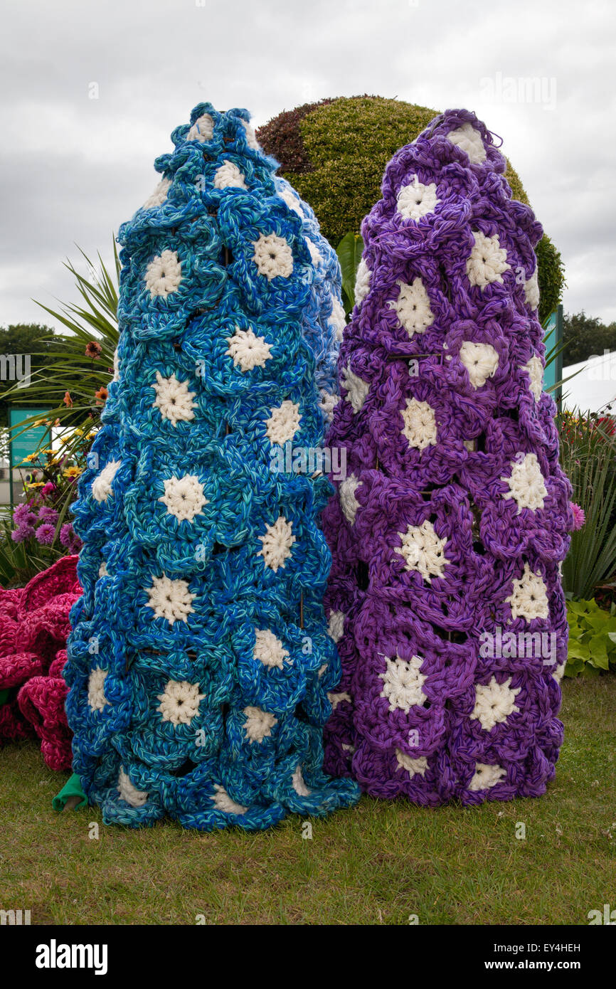 Big Flower au parc Tatton, Cheshire, Royaume-Uni 21 juillet 2015. Deux fleurs de laine en maille Delphiniums au RHS Flower Show. Banque D'Images