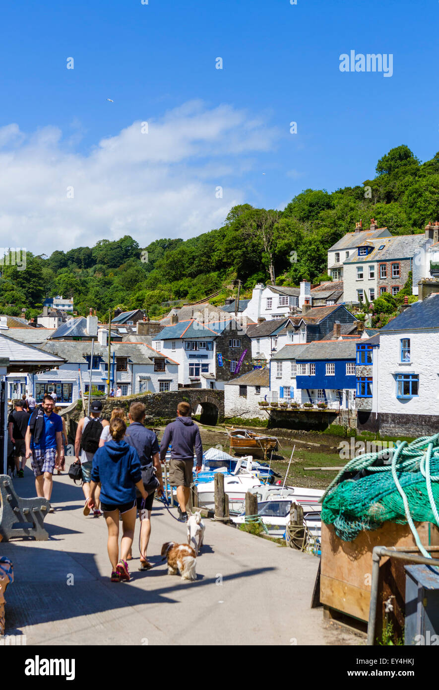 Les touristes sur le port, dans le village de pêcheurs, Polperro Cornwall, England, UK Banque D'Images