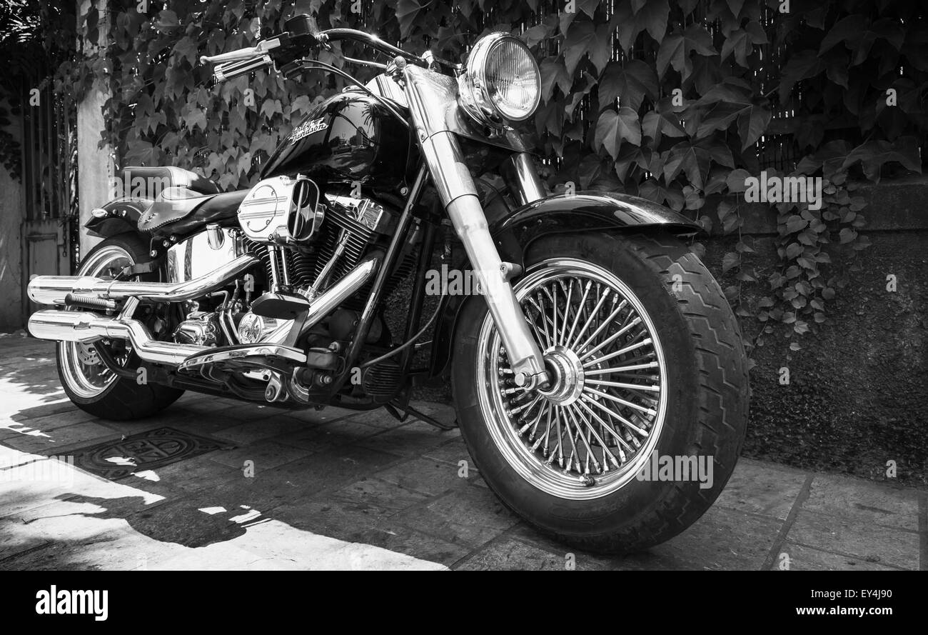 Ajaccio, France - le 6 juillet 2015 : Noir moto Harley Davidson avec détails chromés est stationné dans une ville Banque D'Images