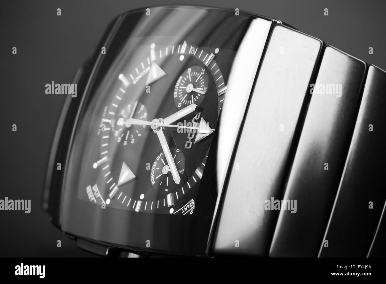 Saint-pétersbourg, Russie - le 18 juin 2015 : Rado Sintra Chrono Montre chronographe pour hommes, fait de la céramique high-tech noire. Close up Banque D'Images
