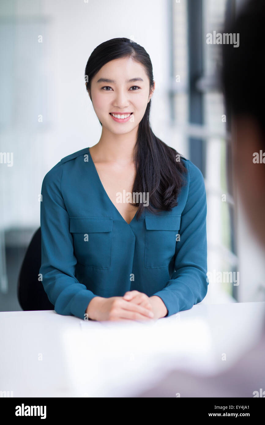 Jeune femme entrevue pour un emploi Banque D'Images