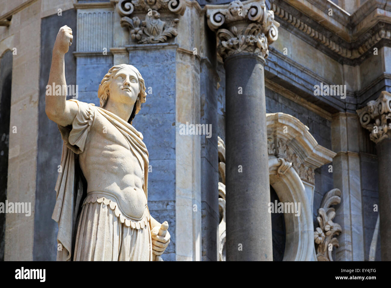 Statue d'un soldat à l'extérieur du Duomo, la cathédrale de Saint Agata, Piazza del Duomo, sur la Via Etnea, Catane, Sicile, Italie Banque D'Images