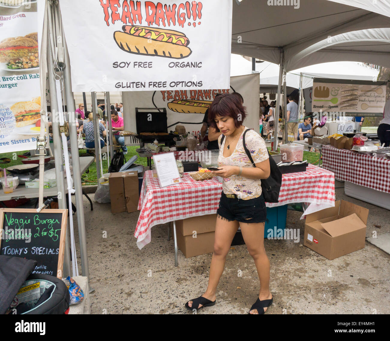 Ouais Dawg organic hot-dogs à la Jersey City Project : mange le Samedi, Juillet 18, 2015. La foire locale dans la région de Jersey City, New Jersey invite les vendeurs de nourriture et l'alimentation des camions à vendre leur origine ethnique et chef-driven les aliments. (© Richard B. Levine) Banque D'Images Ouais Dawg organic hot-dogs à la Jersey City Project : mange le Samedi, Juillet 18, 2015. La foire locale dans la région de Jersey City, New Jersey invite les vendeurs de nourriture et l'alimentation des camions à vendre leur origine ethnique et chef-driven les aliments. (© Richard B. Levine) Banque D'Images