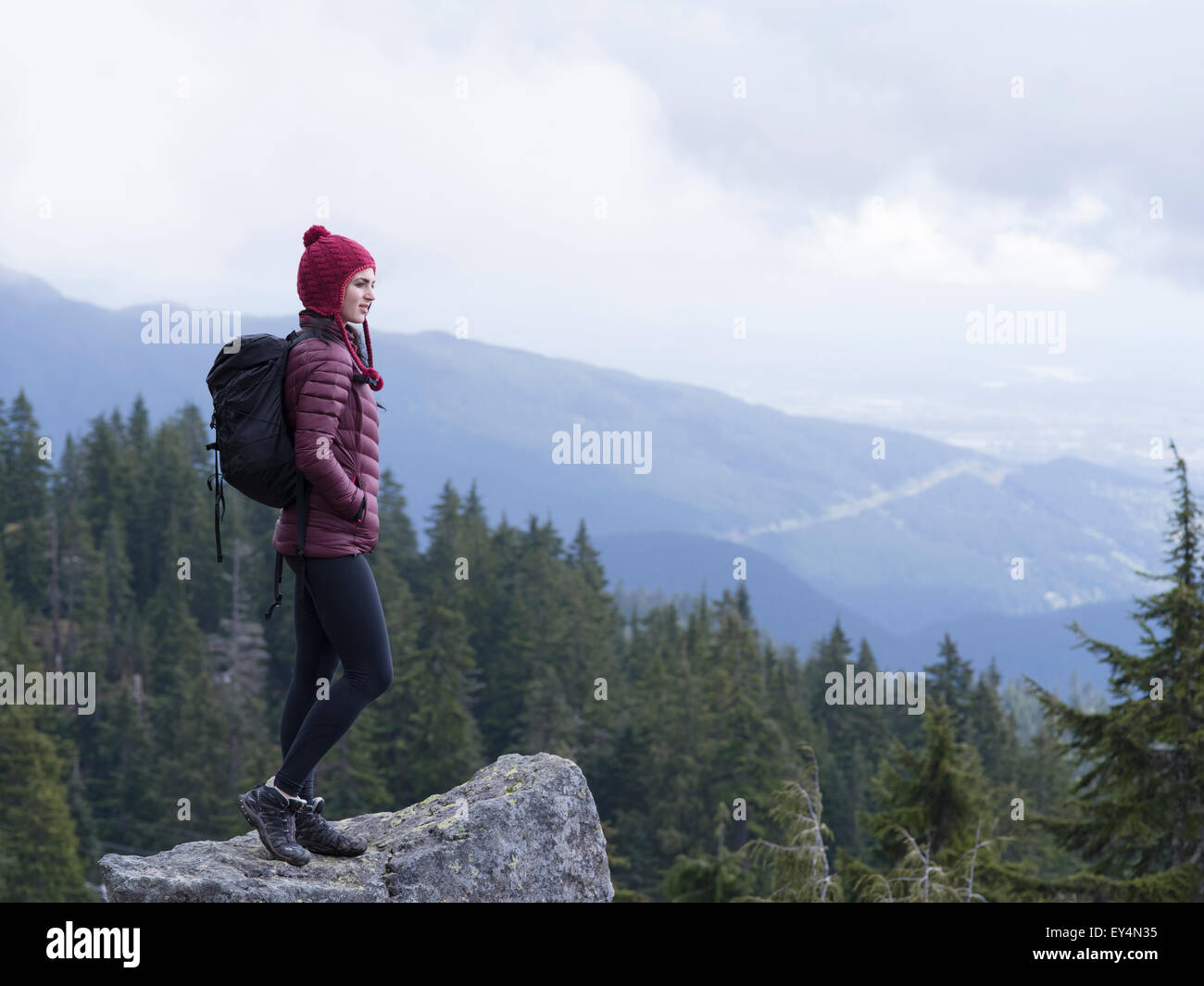 Les jeunes femmes profitant de la vue depuis le sommet de la montagne, le Mont Seymour, British Columbia, Canada Banque D'Images